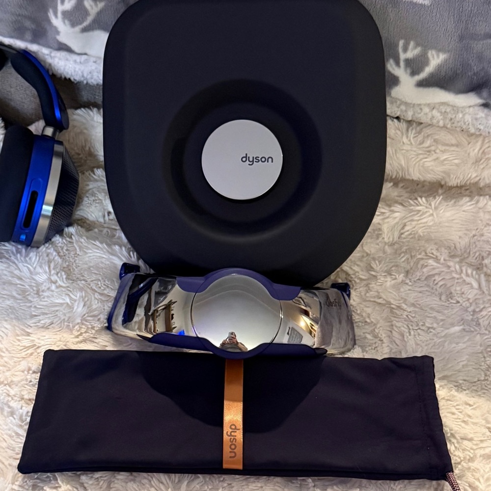 New Dyson Zone headphones with air purification with Quarter turn hard case - Picture 13 of 16